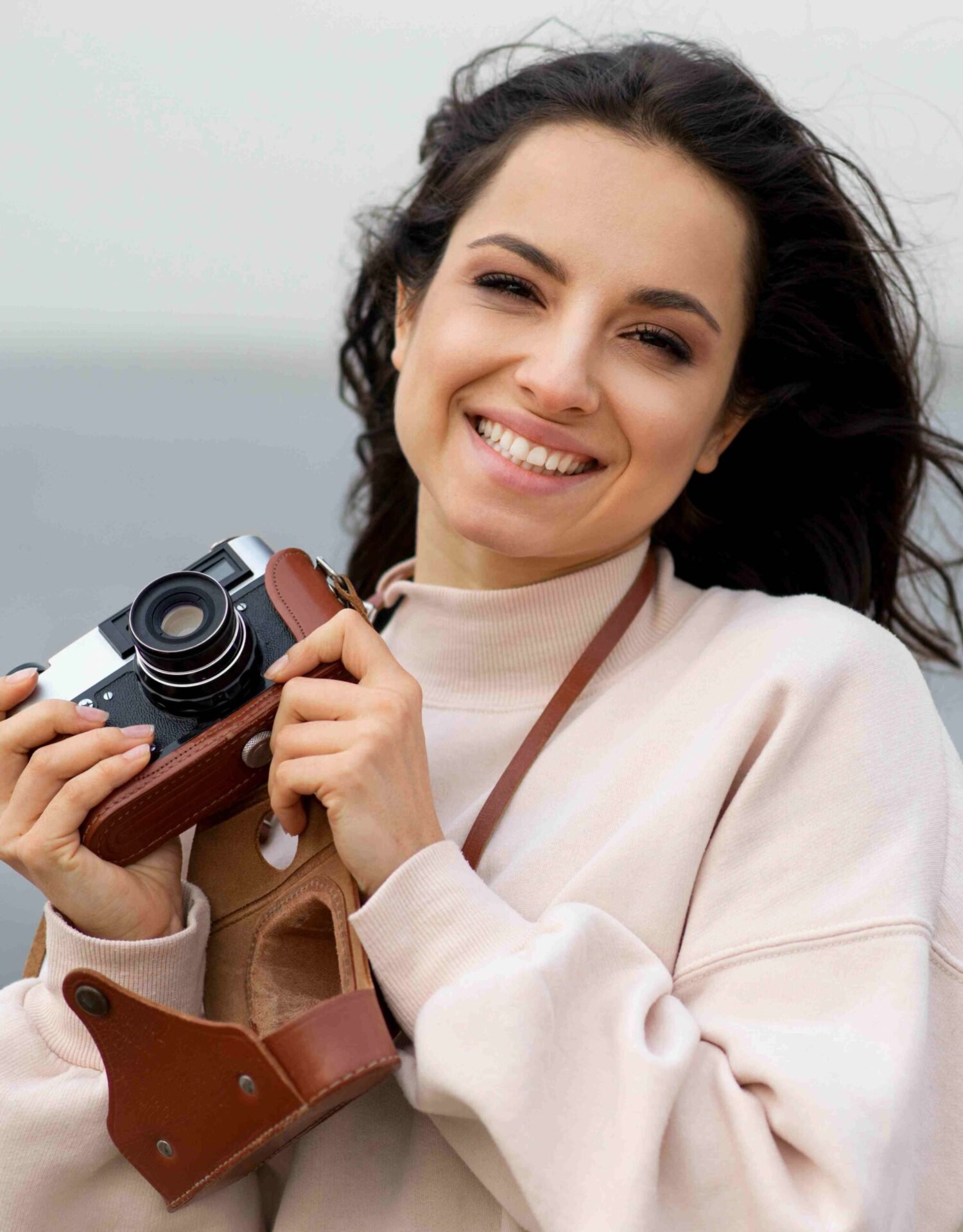 portrait-woman-taking-photos_11zon